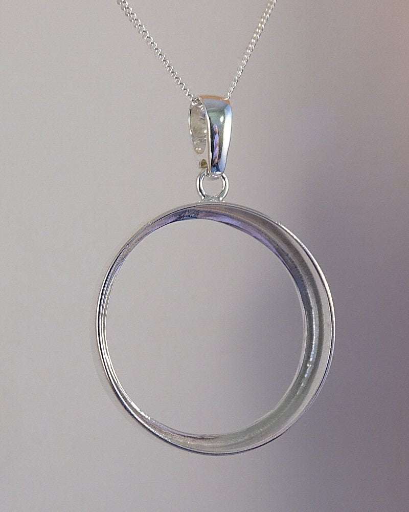 Plain Edge Pendant Setting To Fit A Round 28mm Stone