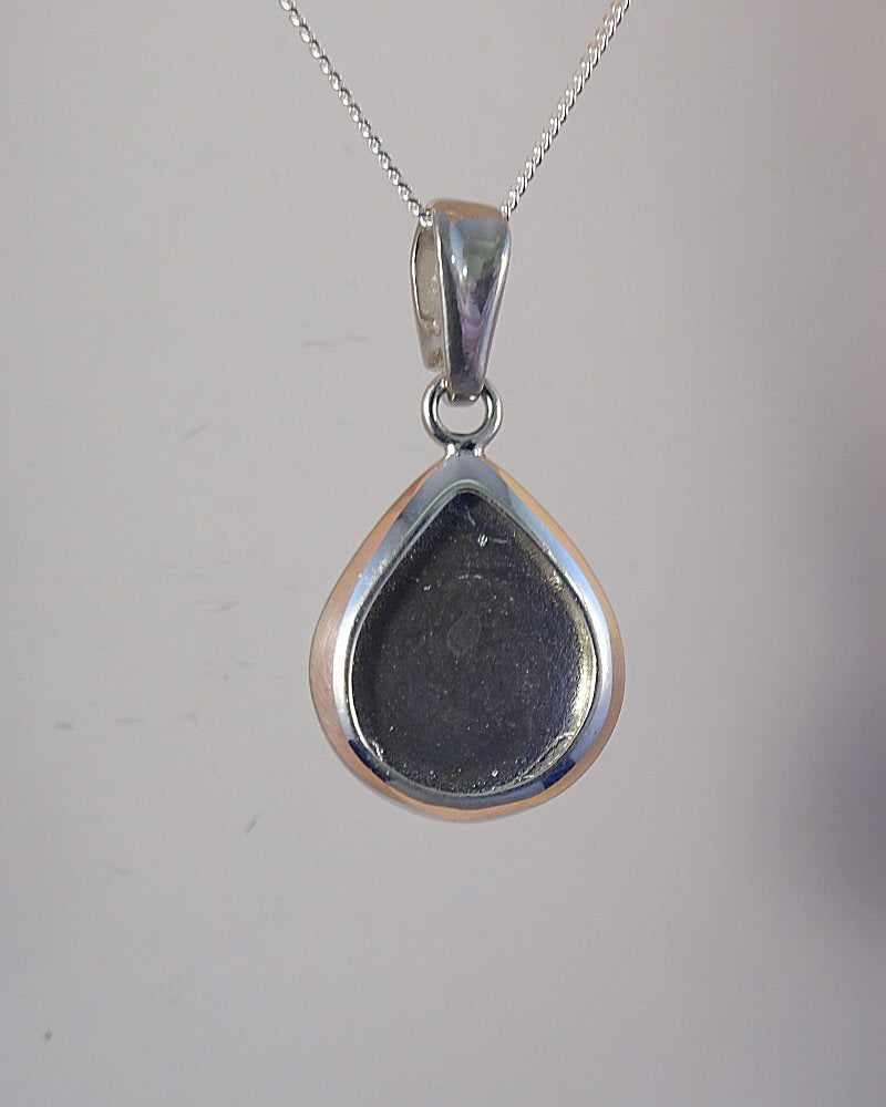 slid back silver teardrop pendant suitable for resin