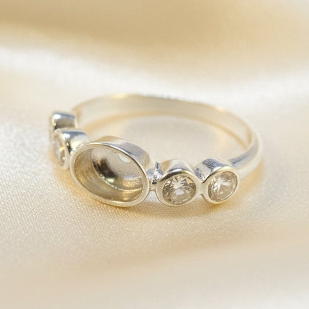 Silver ring suitable for resin or 8x6 cabochon with resin