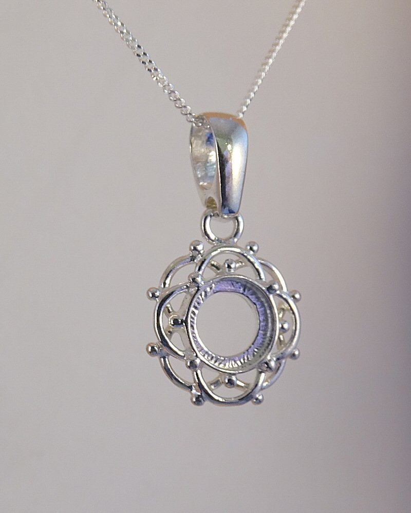 silver pendant to take a 8mm cabochon