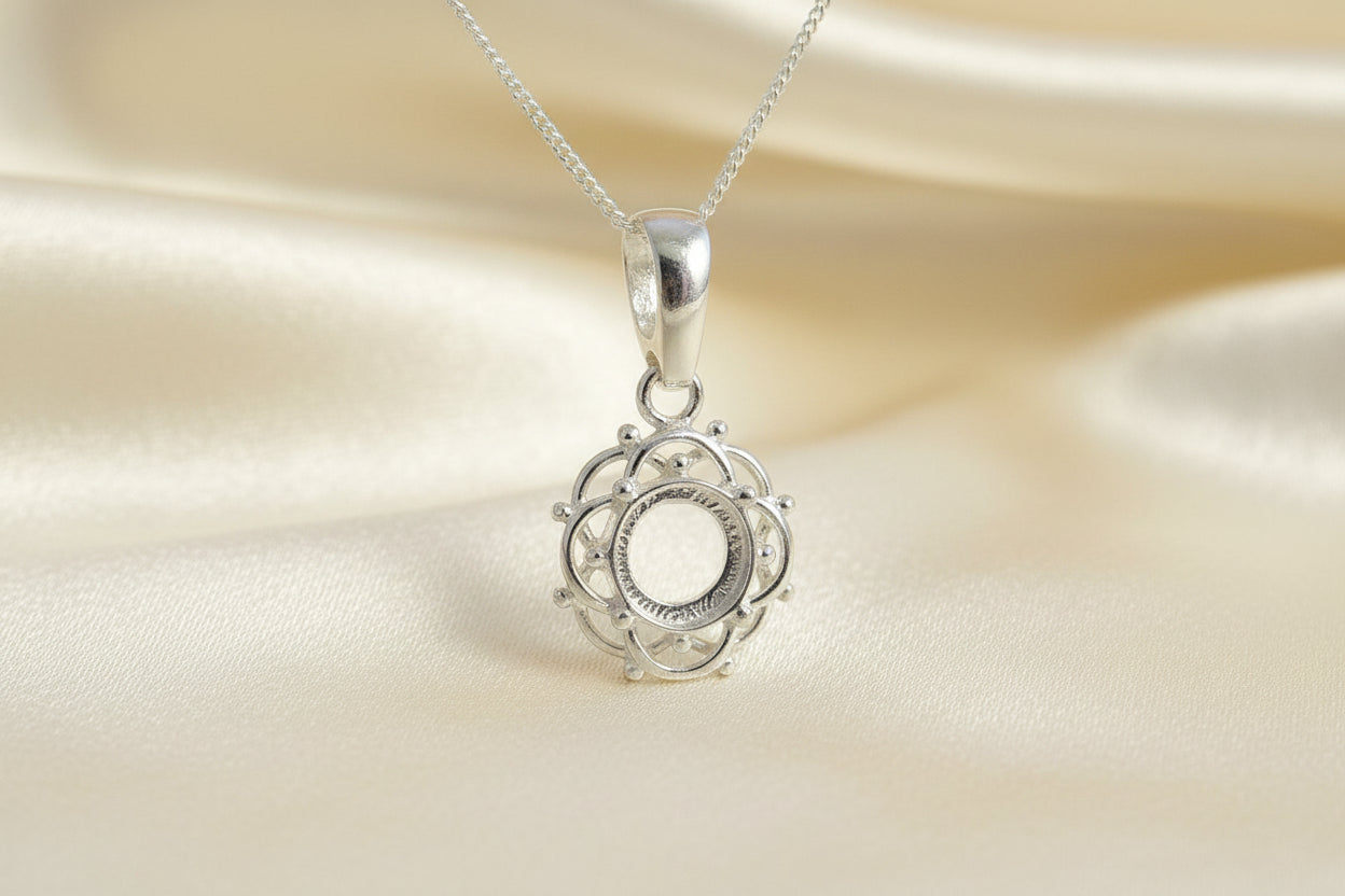 silver pendant to take a 8mm cabochon