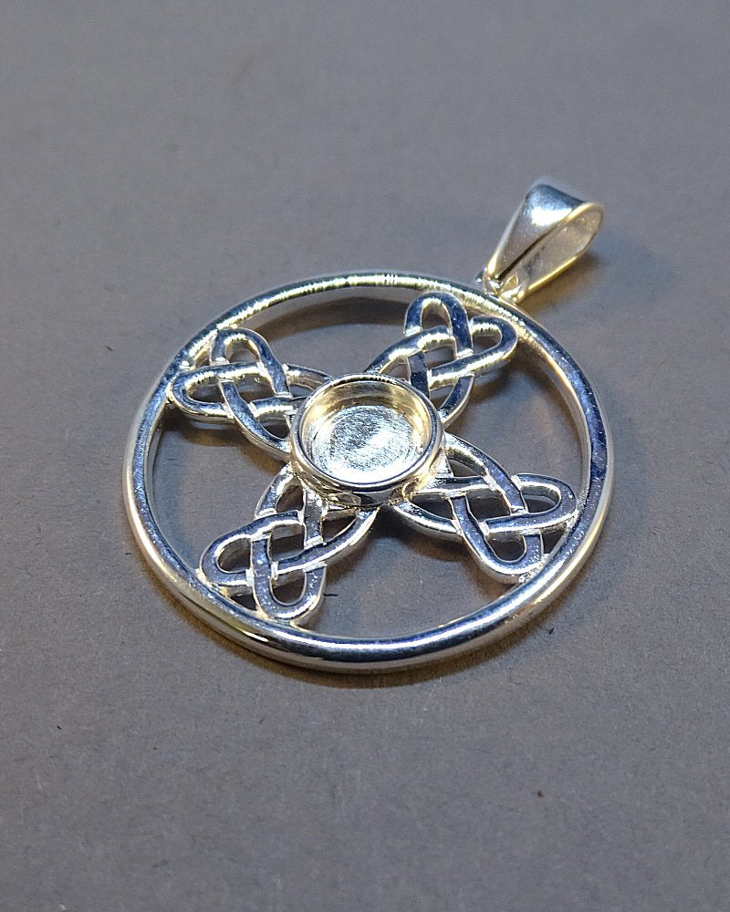 Silver Celtic pendant to fit 6mm cabochon or resin