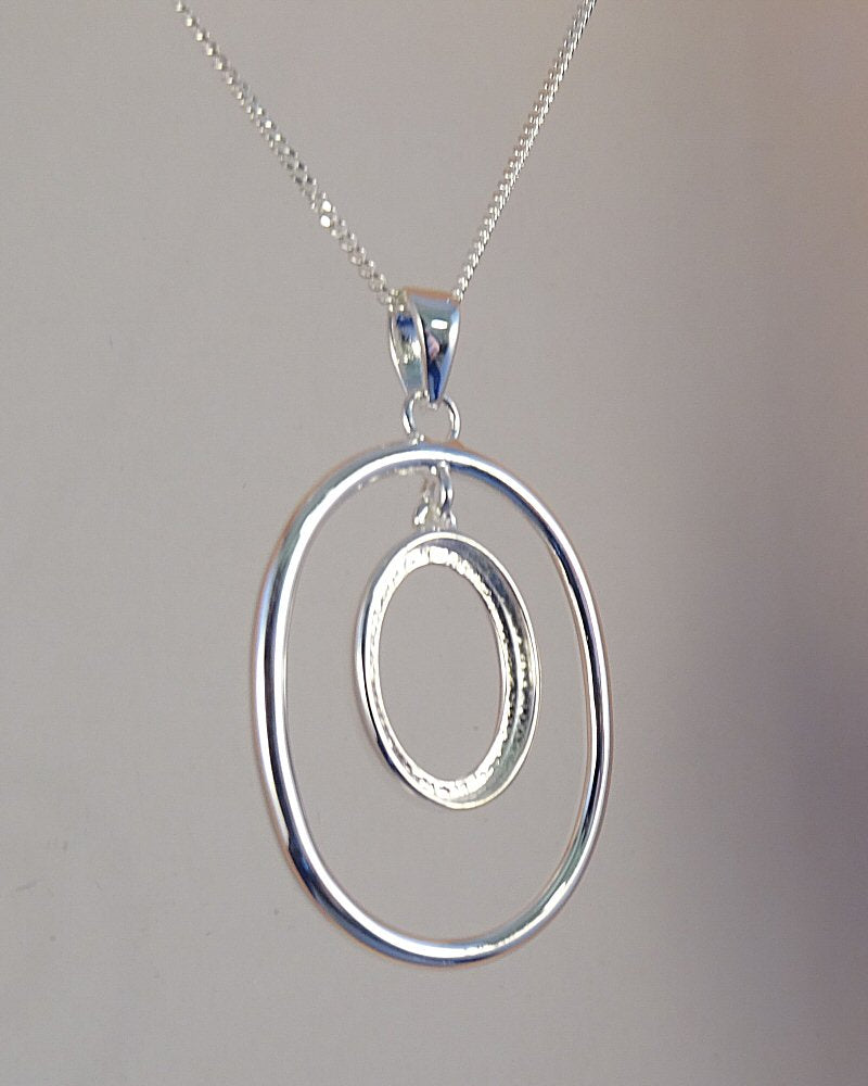 swinging centre silver pendant