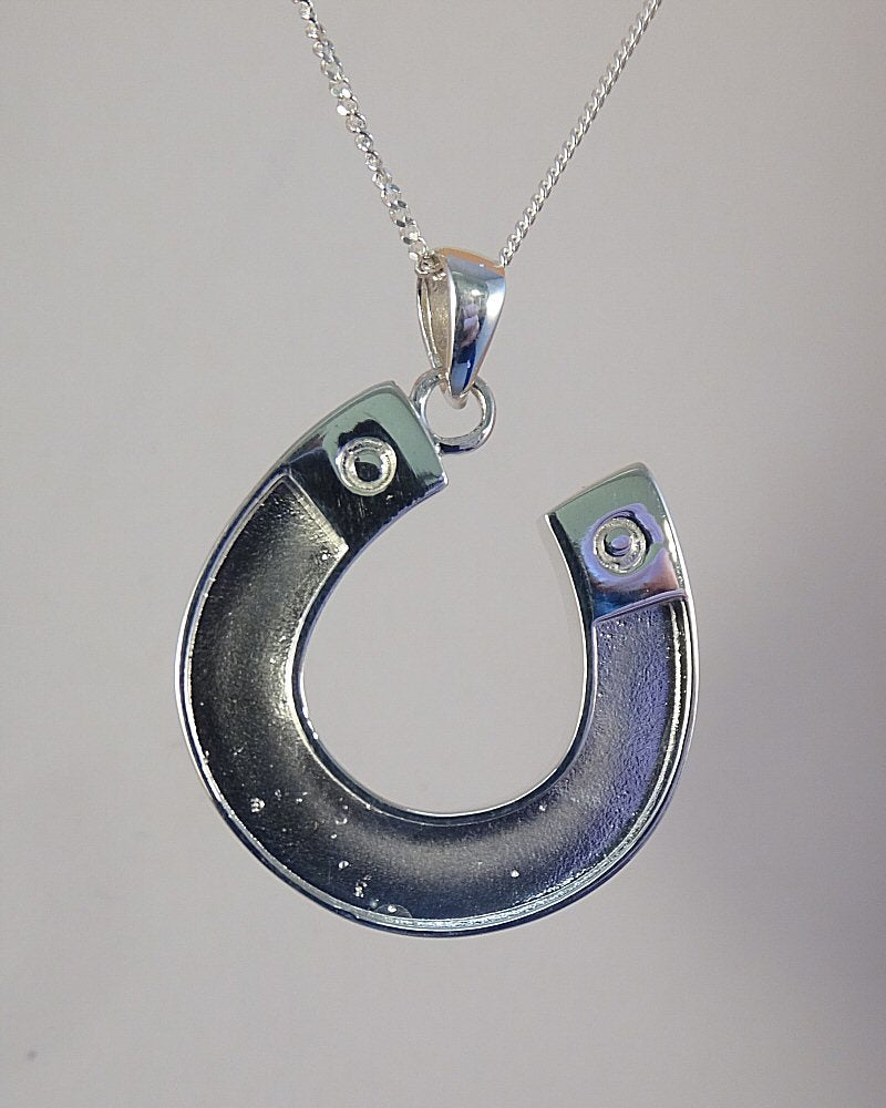 silver horse shoe pendant suitable for resin