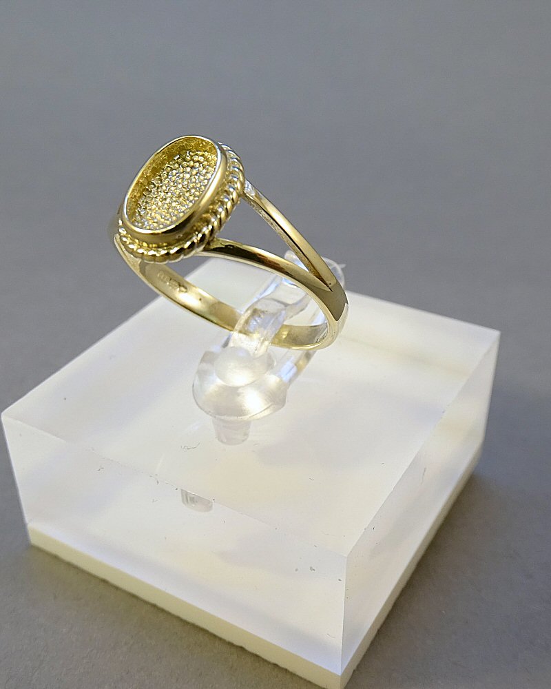 Solid Gold Ring To Take 9x6 Cabochon Or Resin