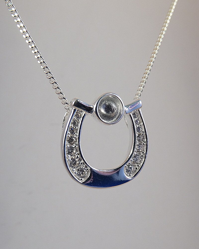 silver horse shoe pendant