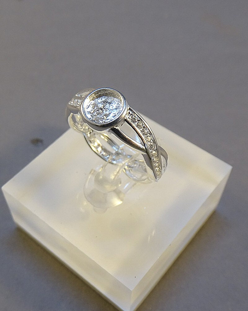 silver entwinned cz ring for cabochon or resin