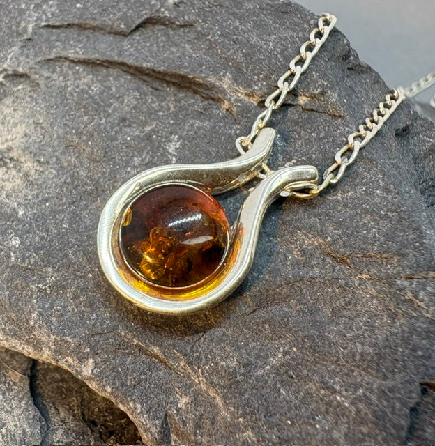 SILVER AMBER PENDANT COMPLETE WITH CHAIN