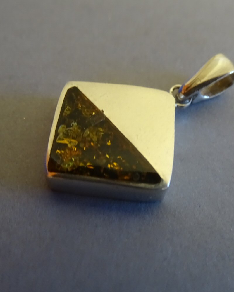 SQUARE SILVER PENDANT SET WITH AMBER