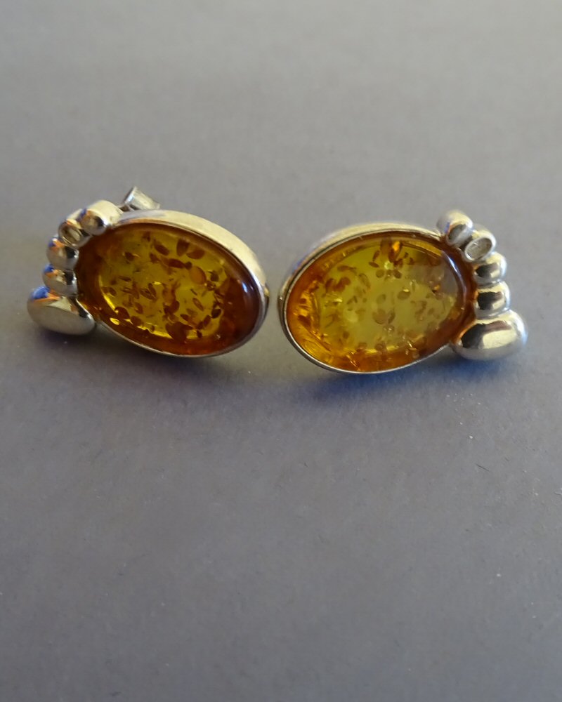 FOOT PRINT STUD EARRINGS WITH AMBER