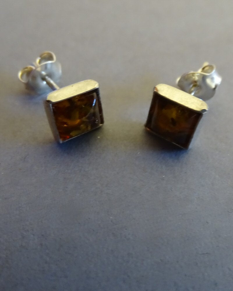 SILVER SMALL SQUARE STUDS WITH AMBER