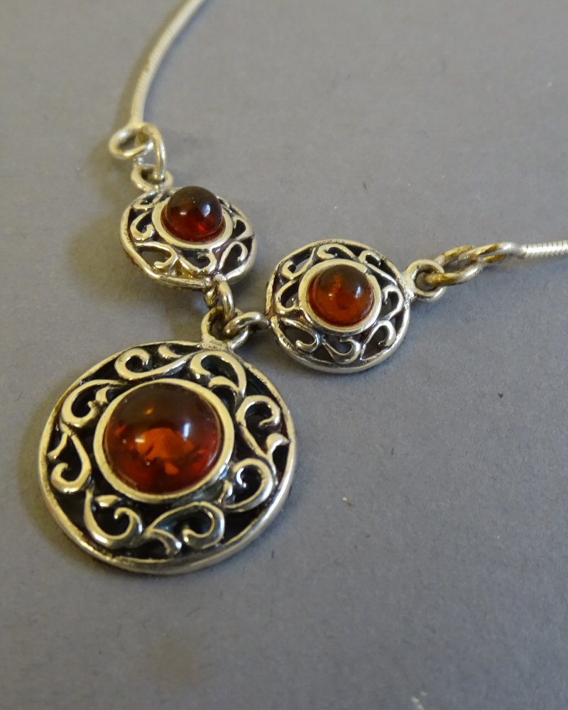SILVER THRE STONE AMBER NECKLACE