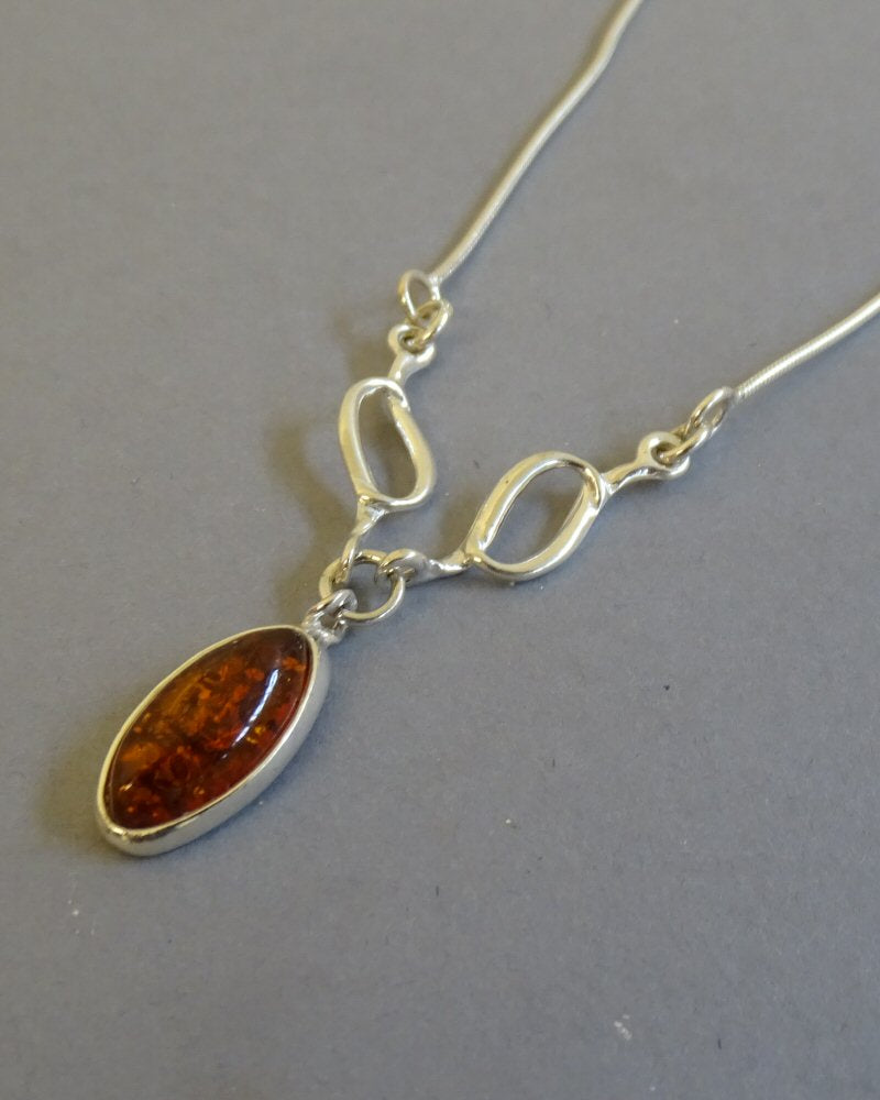 OVAL SILVER NECKLACE SET WITH AMBER