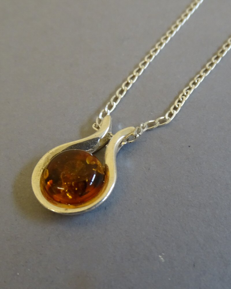 SILVER AMBER PENDANT WITH CHAIN