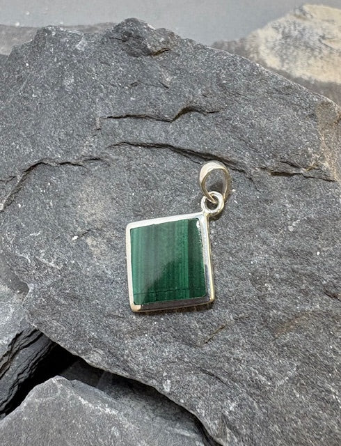 SILVER SQUARE PENDANT WITH MALACHITE