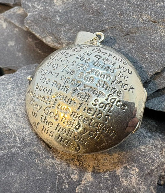 LARBE ROUND SILVER LOCKET WITH LAPIS