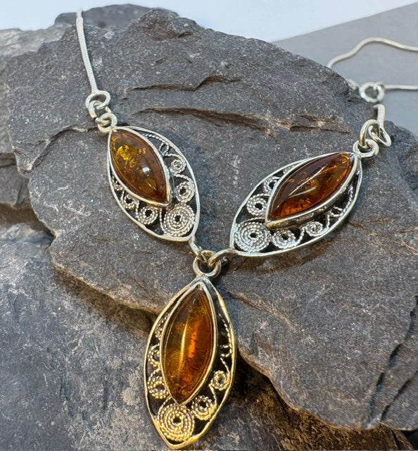 VER FANCY NECKLACE WITH CHAIN SET WITH AMBER