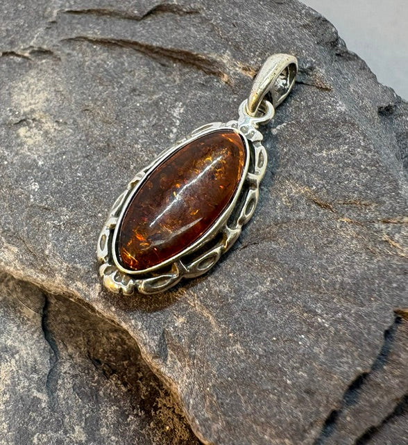 SILVER OVAL PENDANT SET WITH AMBER