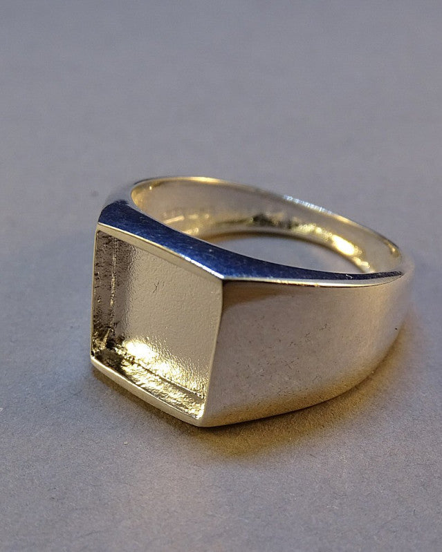 Gent Seal Ring With A Solid Back Top 10mm Square