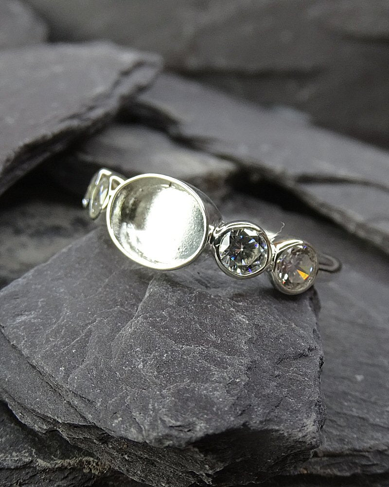 Silver ring suitable for resin or 8x6 cabochon with resin