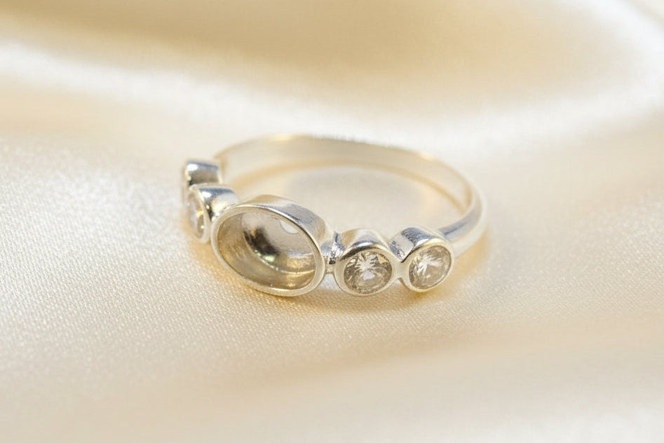 Silver ring suitable for resin or 8x6 cabochon with resin