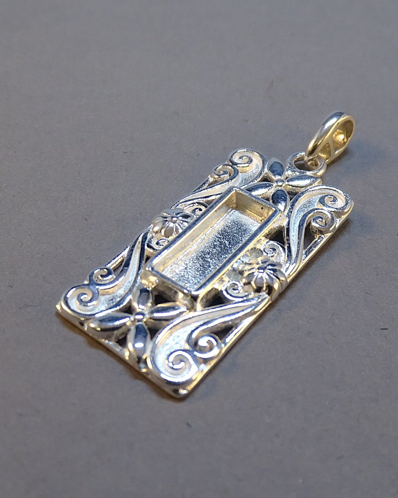 Sold silver fancy embossed pendant for resin or stones