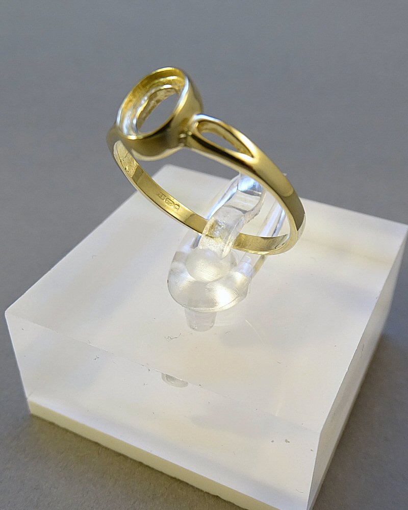 Solid Gold Ladies Ring To Fit 7X5 Cabochon