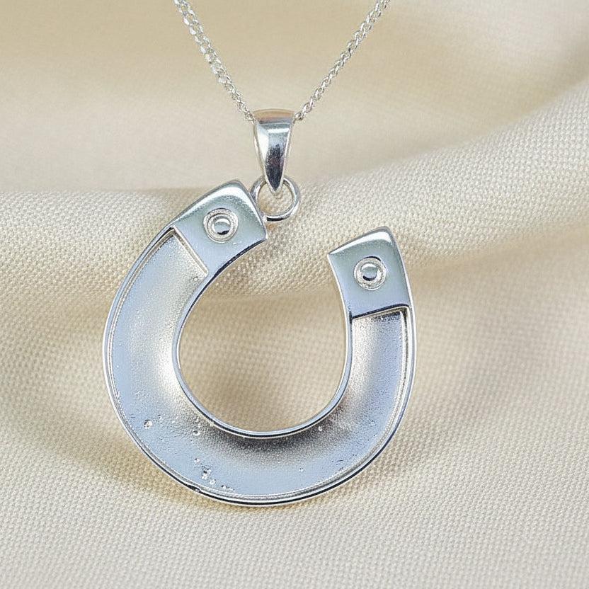 silver horse shoe pendant suitable for resin