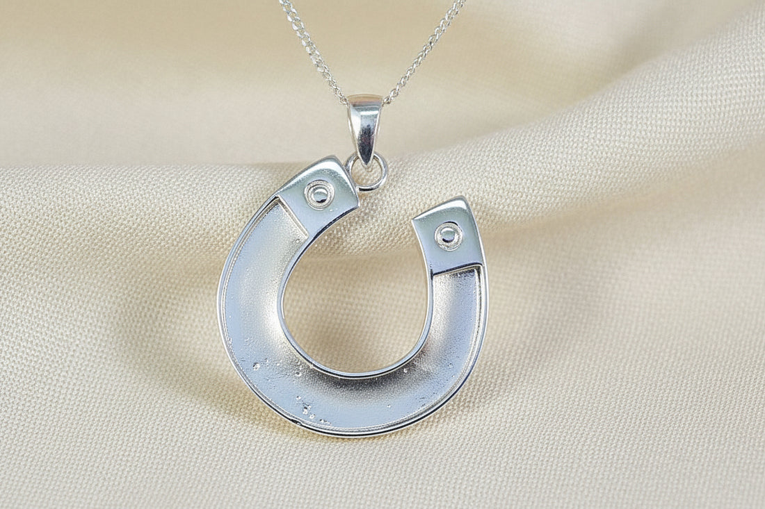 silver horse shoe pendant suitable for resin