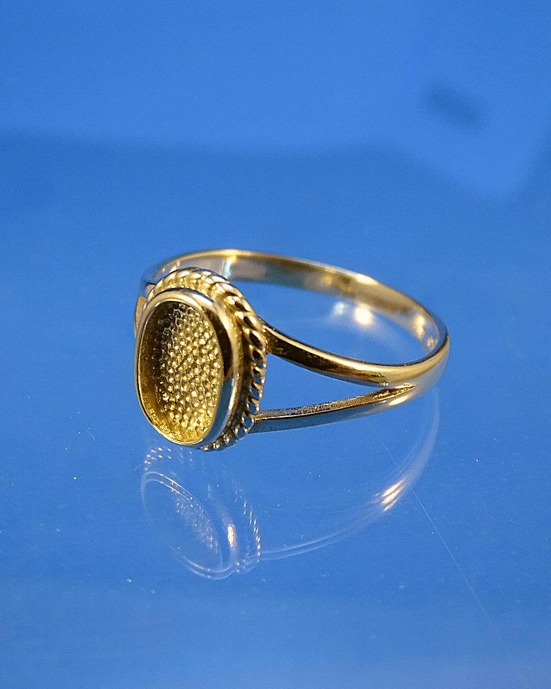 Solid Gold Ring To Take 9x6 Cabochon Or Resin