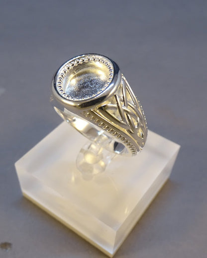 Heavy gents ring with patterned Sides for cabochon or resin