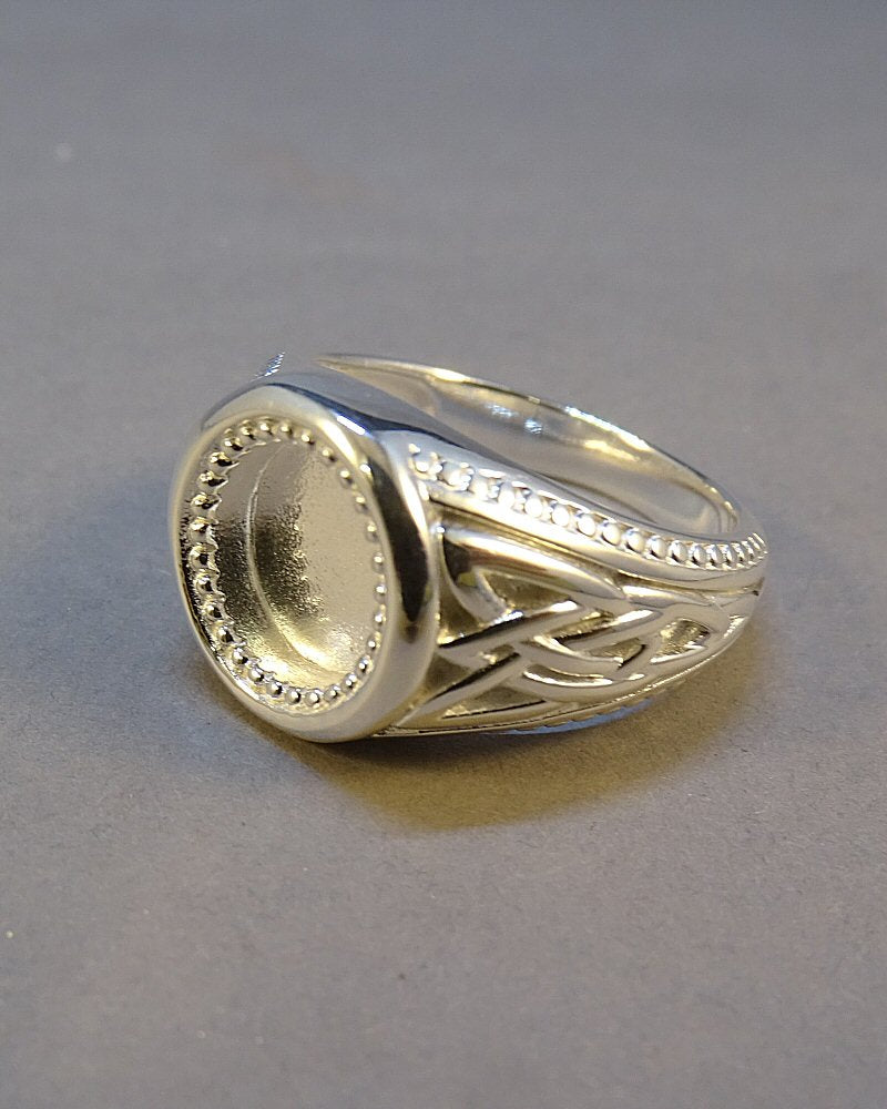 Heavy gents ring with patterned Sides for cabochon or resin