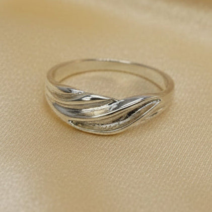 Silver ladies ring blank suitable for use with resin