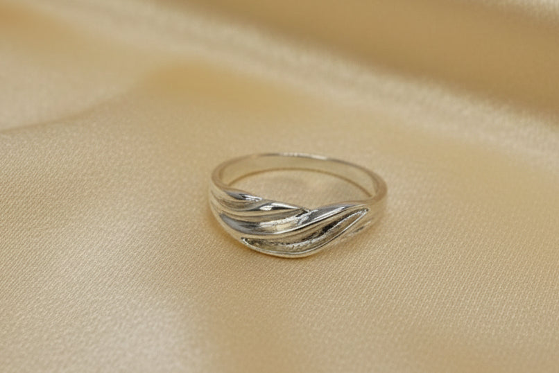 Silver ladies ring blank suitable for use with resin