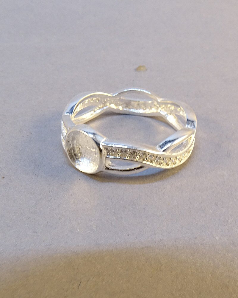 Solid Silver Entwinned Ring With CZ Stone suitable for Cabochon Or Resin