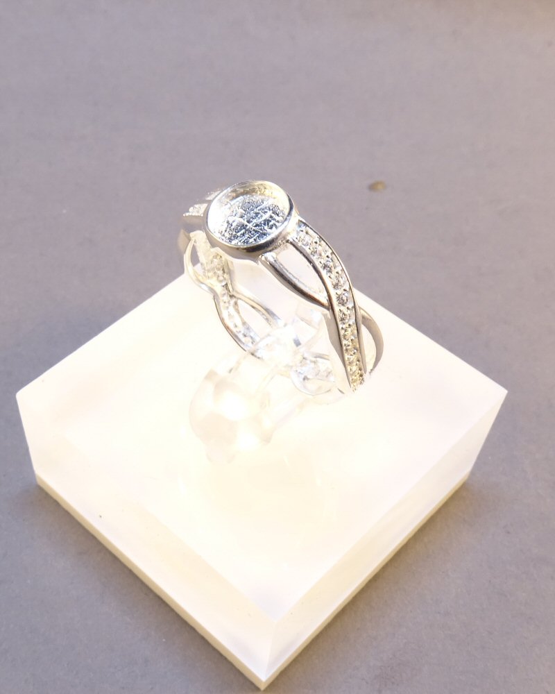 Solid Silver Entwinned Ring With CZ Stone suitable for Cabochon Or Resin