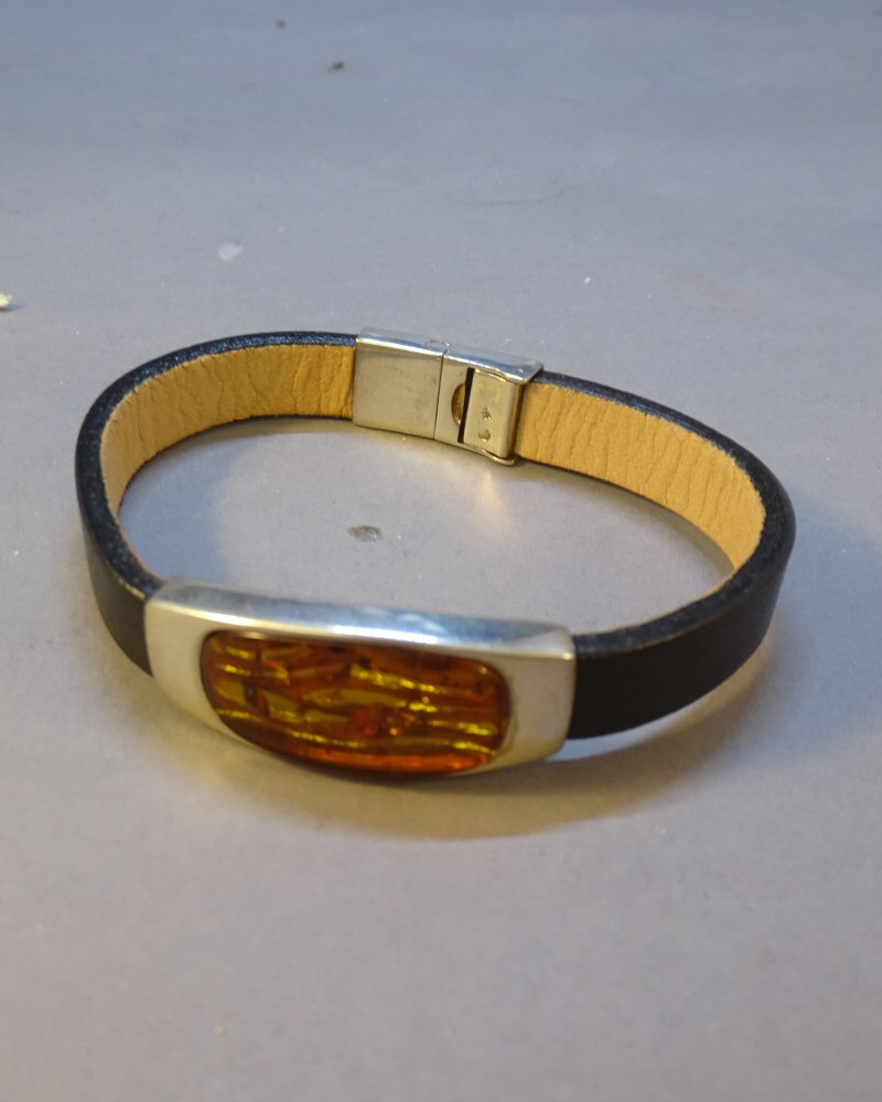 GENTS SILVER AND LEATHER BRACELET SET WITH AMBER