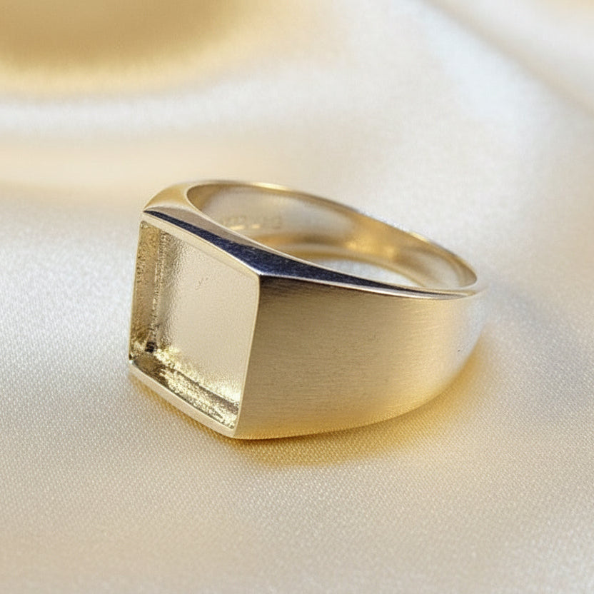 Gent Seal Ring With A Solid Back Top 10mm Square